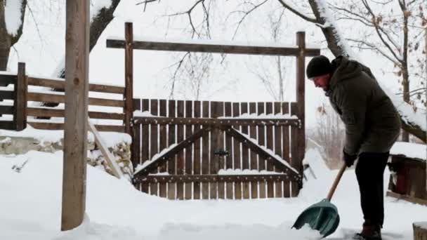 Giovane Pulisce Neve Nel Suo Giardino Uomo Barbuto Pulisce Neve — Video Stock