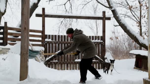 Genç Bir Adam Onun Bahçesinde Kar Temizler Sakallı Adam Kar — Stok video
