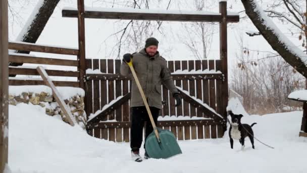 Giovane Pulisce Neve Nel Suo Giardino Uomo Barbuto Pulisce Neve — Video Stock