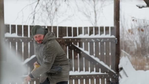 Ein Junger Mann Räumt Den Schnee Seinem Hof Bärtiger Mann — Stockvideo