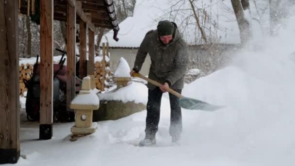 Giovane Pulisce Neve Nel Suo Giardino Uomo Barbuto Pulisce Neve — Video Stock