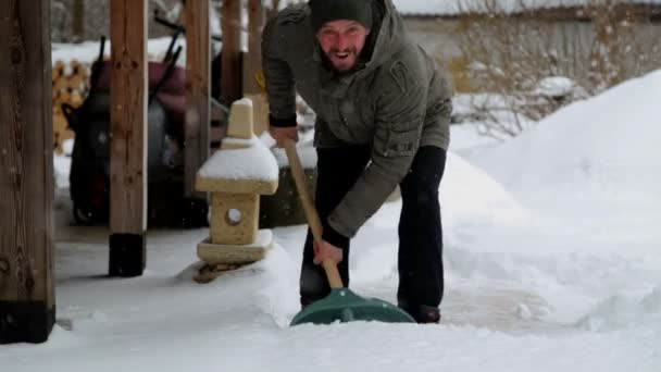 Joven Limpia Nieve Patio Barbudo Hombre Limpia Nieve Cerca Casa — Vídeo de stock