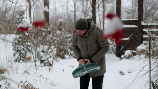 Ένας Νεαρός Άνδρας Καθαρίζει Χιόνι Στην Αυλή Του Γενειοφόρος Άνδρας — Αρχείο Βίντεο