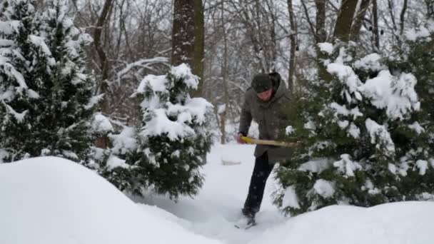 Ein Junger Mann Räumt Den Schnee Seinem Hof Bärtiger Mann — Stockvideo