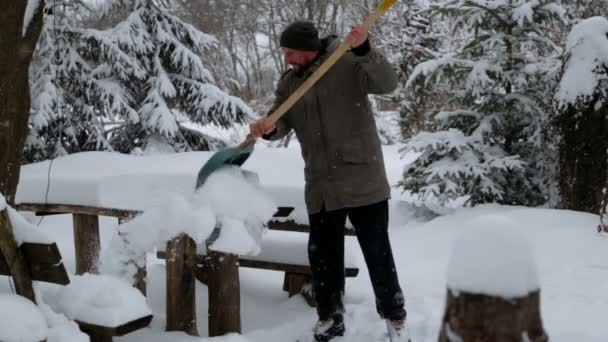 Jeune Homme Nettoie Neige Dans Cour Barbu Nettoie Neige Près — Video