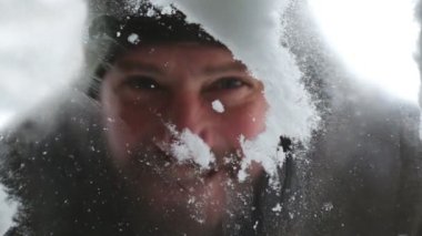Bir adam kar mendil ve kışın donmuş camına çizer. Yakın çekim bir avludan bir pencereden bakan bir erkek portresi. 