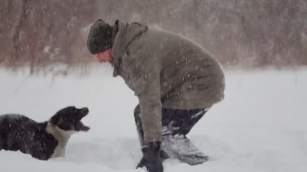 Homem Brinca Com Cão Neve Inverno Barbudo Macho Andando Seu — Vídeo de Stock