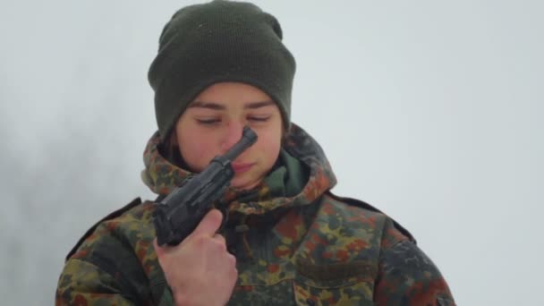 Garçon Joue Avec Une Fausse Arme Portrait Bébé Vêtu Camouflage — Video