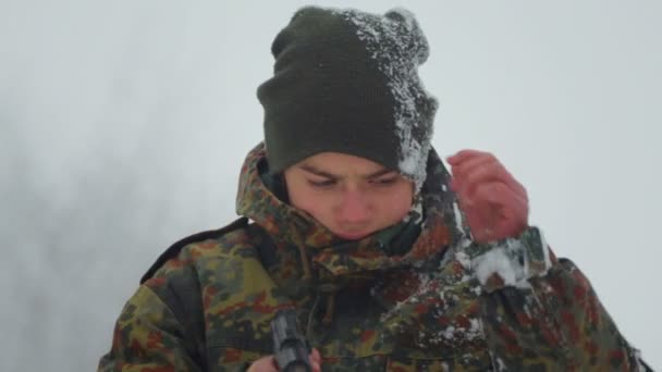 Pojken Spelar Falska Vapen Porträtt Baby Kamouflage Kläder Med Pistol — Stockvideo