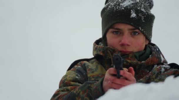 Ragazzo Sta Giocando Con Arma Finta Ritratto Bambino Abiti Mimetici — Video Stock