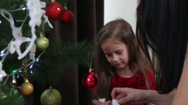 Mor Och Dotter Dekorera Julgran För Det Nya Året Kvinna — Stockvideo