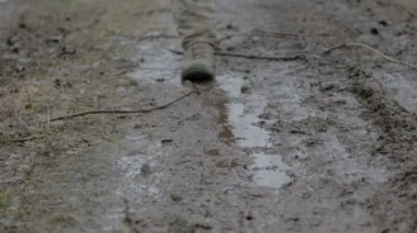 Bir grup izci sabotajcı görevi gerçekleştirir. Orduya, teröriste, sabotaja ait kimlik ayraç içermeyen silahlı bir asker. 