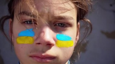 Vücut boyama yüzünde Ukrayna bayrağı ile bir çocuk portresi, 4 video.  