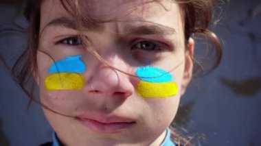 Vücut boyama yüzünde Ukrayna bayrağı ile bir çocuk portresi, 4 video.  