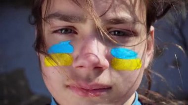 Vücut boyama yüzünde Ukrayna bayrağı ile bir çocuk portresi, 4 video.  