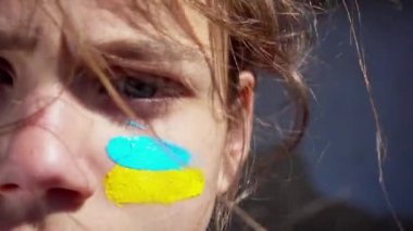 Vücut boyama yüzünde Ukrayna bayrağı ile bir çocuk portresi, 4 video.  