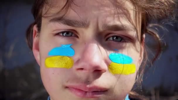 Portrait Garçon Avec Drapeau Ukrainien Sur Visage Peinture Corporelle Vidéo — Video