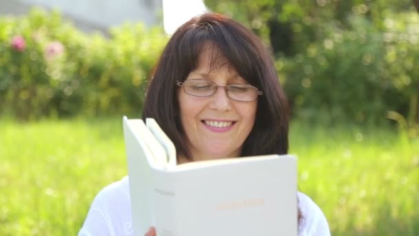 Een Jonge Vrouw Leest Een Boek Natuur Een Vrouw Leest — Stockvideo