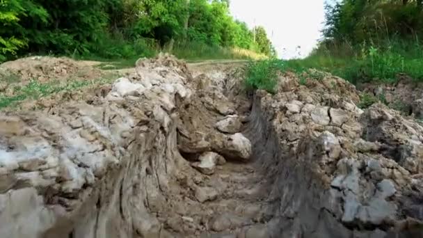 Rissige Getrocknete Oberfläche Der Erde Risse Trockenen Boden — Stockvideo