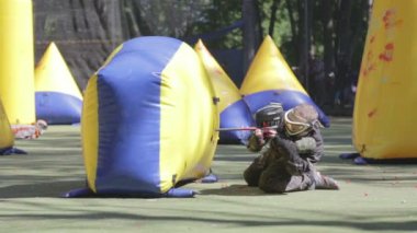 Haziran 2019, Vinnitsa, Ukrayna - Paintball Şampiyonası. Spor hakkında, eğlence, aksiyon, savaş, dövüş, spor, boya, yarış, turnuva, oyun alanı, silahlar, adrenalin, oyun 