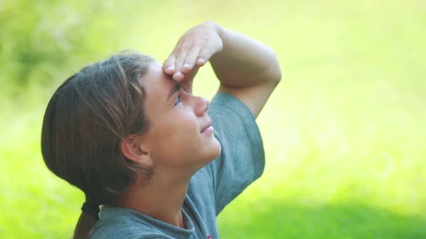 Portret Van Een Tiener Mediteren Natuur Jongen Mediteert Denkt Buitenshuis — Stockvideo