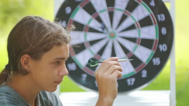 Porträtt Tonårspojke Som Spelar Dart Pojke Spelar Utomhus Dart Spel — Stockvideo