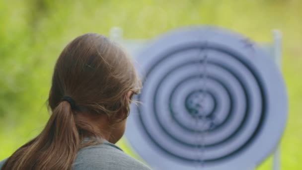 Mamma Och Son Spela Dart Utomhus — Stockvideo