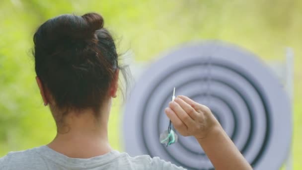 Retrato Una Chica Atrás Jugando Los Dardos Nape Una Chica — Vídeos de Stock