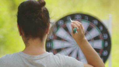 Arkadan dart oynayan bir kızın portresi. Doğada dart oynayan bir kızın ensesi. 