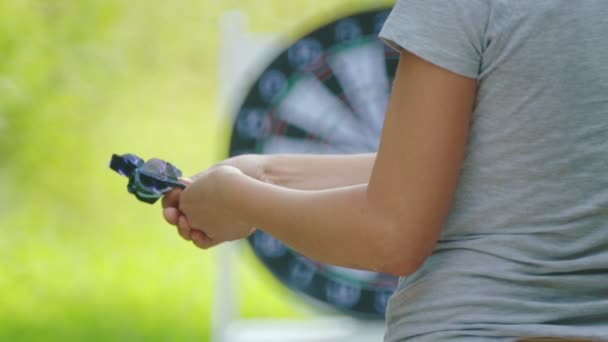 Närbild Flickans Hand Med Dart För Dart Flicka Handen Håller — Stockvideo