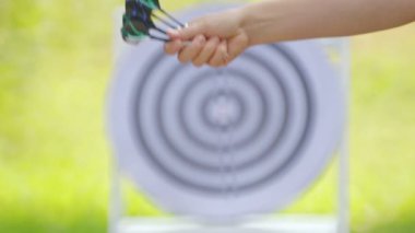 Dart oyuncakları bir arka plan üzerinde bir çocuğun yakın çekim eller. 