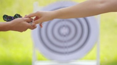 Dart oyuncakları bir arka plan üzerinde bir çocuğun yakın çekim eller. 