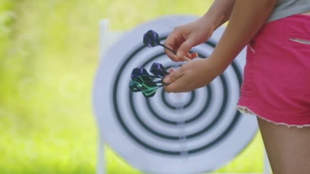 Close Meisje Hand Met Darts Voor Darts Meisje Hand Houdt — Stockvideo