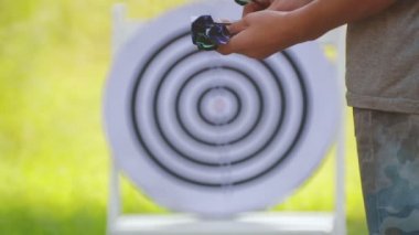 Dart oyuncakları bir arka plan üzerinde bir çocuğun yakın çekim eller. 