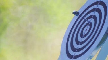 Dart oyuncakları bir arka plan üzerinde bir çocuğun yakın çekim eller. 