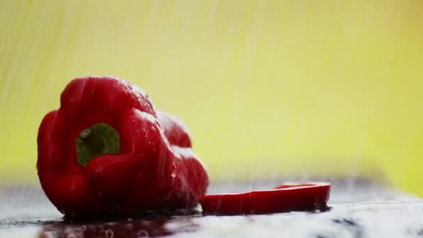 Composição Pimenta Vermelha Fresca Natureza Chuva Pimenta Vermelha Mesa Sob — Vídeo de Stock