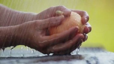 Kadınların elleri ampulümü bir su deresi altında yıkıyor..