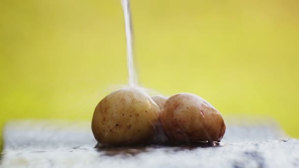 Φρέσκες Πατάτες Στο Τραπέζι Κάτω Από Τρεχούμενο Νερό — Αρχείο Βίντεο