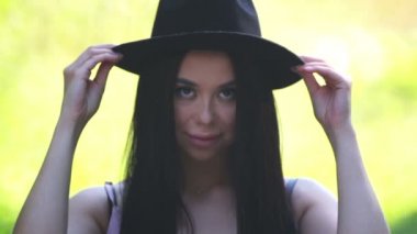 Bir alanda açık havada genç bir kız portresi. 