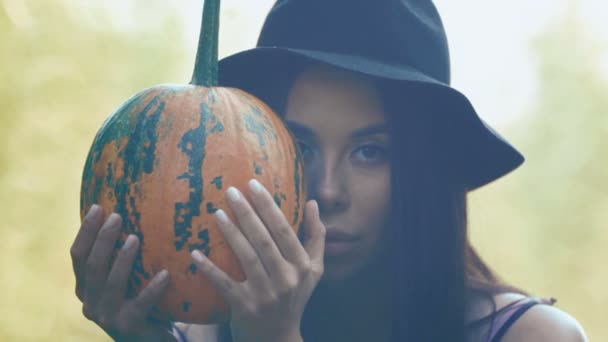 Ritratto Ragazza Con Cappello Zucca Mano — Video Stock