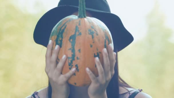 Portret Van Een Meisje Een Hoed Met Een Pompoen Haar — Stockvideo