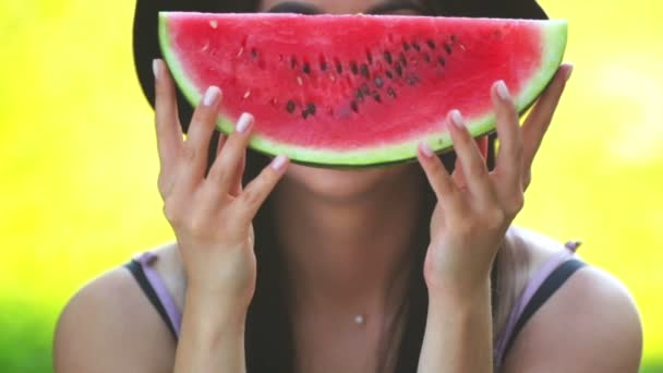 Chica Glamurosa Sombrero Vasos Con Una Sandía Mano — Vídeo de stock