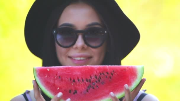 Glamorös Flicka Hatt Och Glasögon Med Vattenmelon Handen — Stockvideo