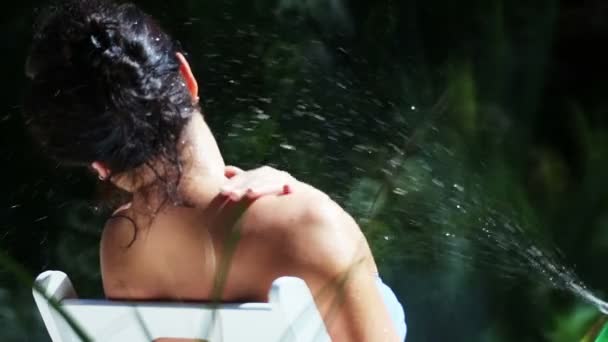 Hermosa Joven Descansando Una Villa Los Trópicos Mujer Toma Sol — Vídeos de Stock