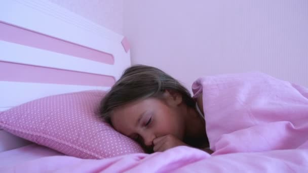 Bambina Dorme Letto Rosa Ritratto Bambino Che Sveglia Mattina Letto — Video Stock