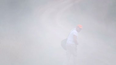 Köy yolunda otostop çeken bir adam. Genç sakallı bir adam tarlada bir arabayı durdurur. Seyahat arkadaşı, gezgin, gezgin. 