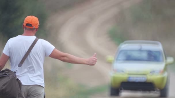 Hombre Haciendo Autostop Camino Pueblo Joven Barbudo Detiene Coche Campo — Vídeos de Stock