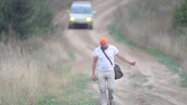 Człowiek Autostopem Drodze Wsi Młody Brodaty Mężczyzna Zatrzymuje Samochód Polu — Wideo stockowe