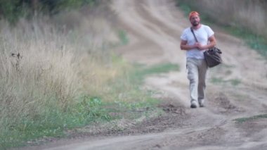 Köy yolunda otostop çeken bir adam. Genç sakallı bir adam tarlada bir arabayı durdurur. Seyahat arkadaşı, gezgin, gezgin. 