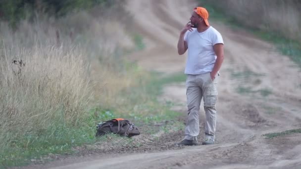 Autostopist Drum Sat Tânăr Barbă Oprește Mașină Câmp Companion Călătorie — Videoclip de stoc